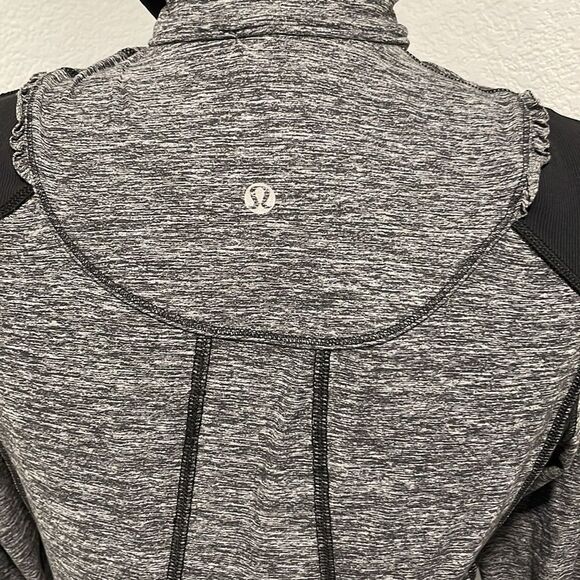 Lululemon Run Your Heart Out Heathered Gray Black Quarter Zip Pullover Size 6 - Picture 9 of 12